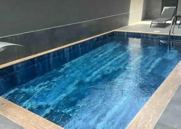 Duplex In The Heart Of Cleopatra, 200m To The